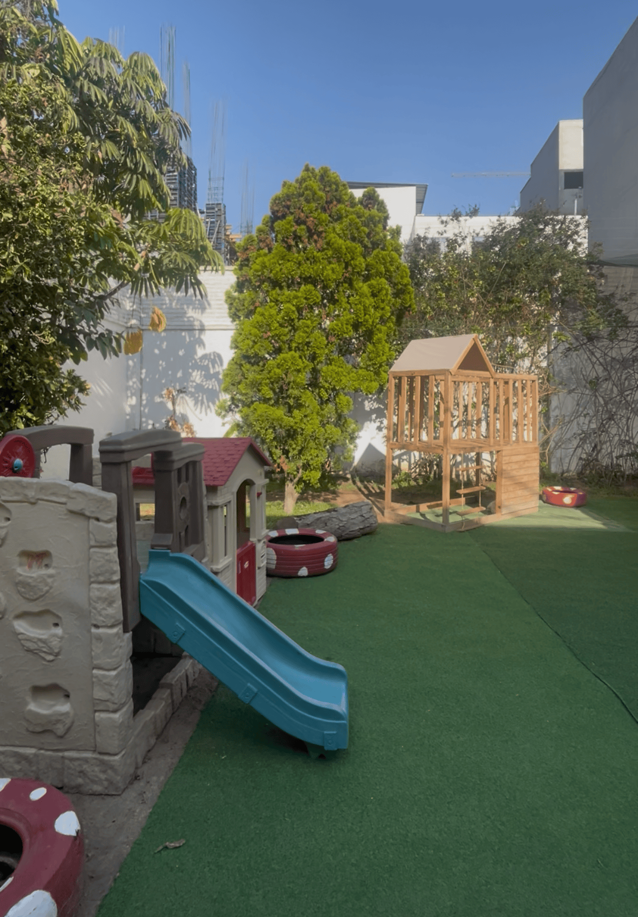 Nuestro jardín con juegos y naturaleza