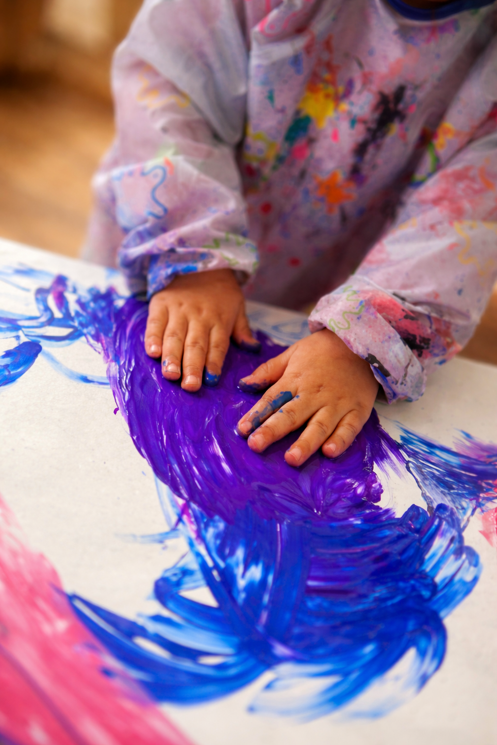 Niño explorando con pintura en Santa María Reyna Preschool