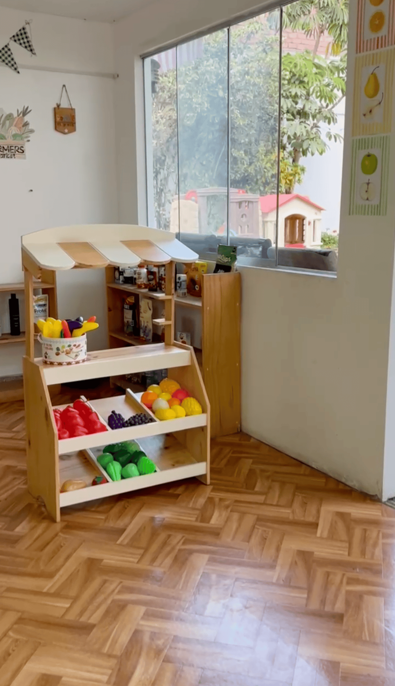 Ambiente interior con materiales nobles y juego simbólico del nido SMR Preschool